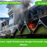 Tiga bangunan bekas restoran di Medan Petisah terbakar. Api diduga muncul dari lantai dua dan penyebabnya masih diselidiki.