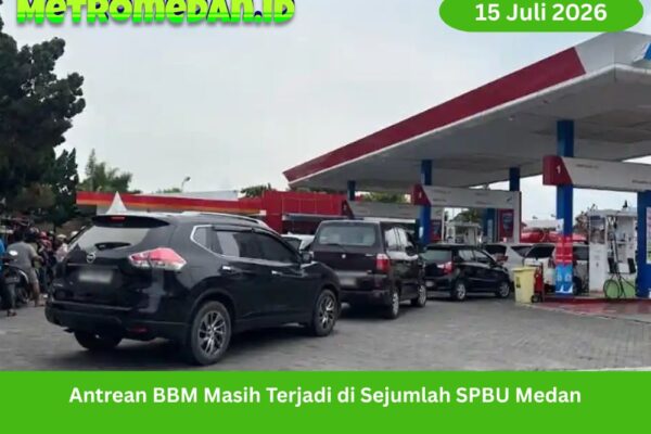 Antrean BBM masih terjadi di sejumlah SPBU Medan akibat distribusi belum merata. Warga berharap pasokan segera normal dan antrean berkurang.