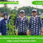 Pemkot Medan menggandeng peserta APEKSI dalam aksi tanam pohon di Taman Cadika sebagai langkah memperkuat kepedulian lingkungan dan melawan perubahan iklim.